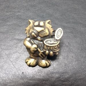 JJ bronze tone yummy kitty brooch